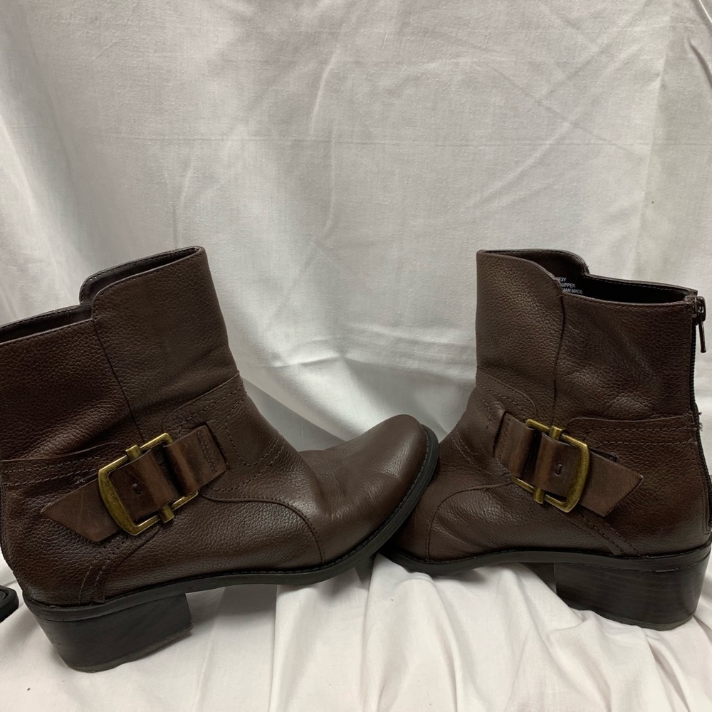 Leather Nine West boots with zipper in back